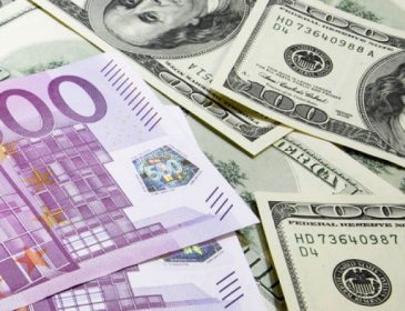 Доллар падает, а евро растет