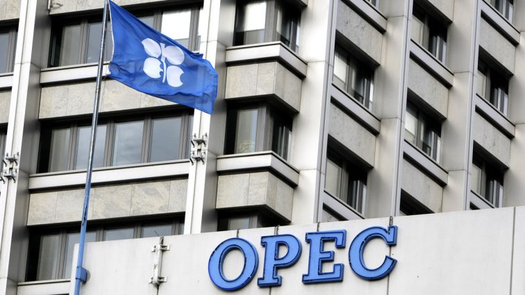 Страны ОПЕК не договорились о добыче нефти