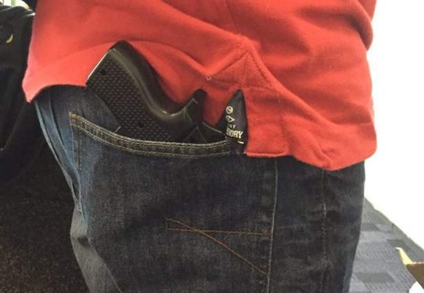Охрану лондонского аэропорта удивил необычный пистолет этого парня (ФОТО)