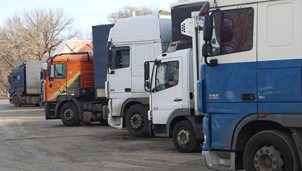 На российско-белорусской границе простаивают около 50 машин с украинскими грузами для Казахстана