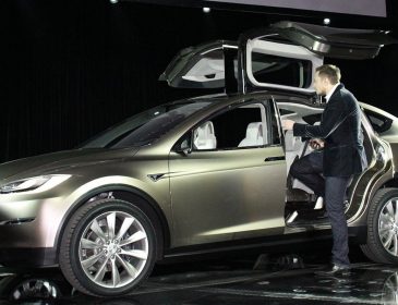 Tesla презентовала самую доступную версию электро-кроссовера Model X