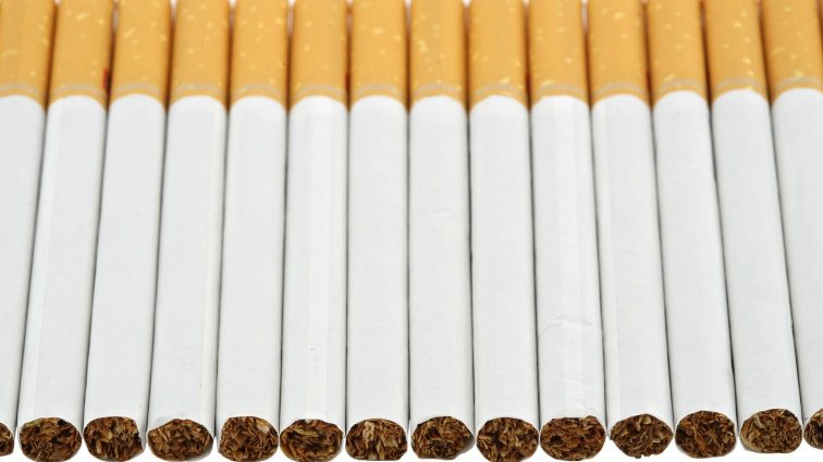 Из чего делают сигареты: слабонервным не смотреть! (Видео)