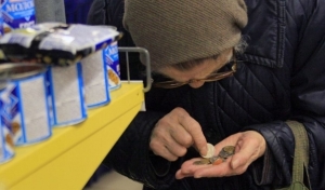 Из-за бедности украинцы снова скупают на базарах