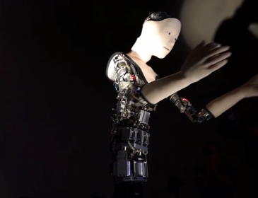 Японский робот сам учится петь и танцевать