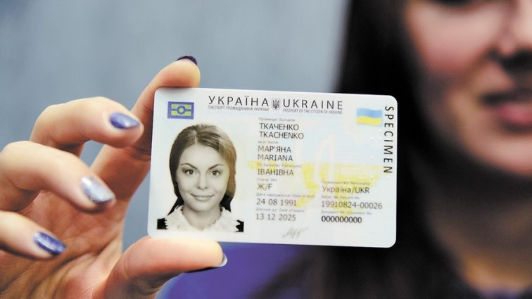 Украинцы с новыми паспортами не смогут вернуться в Украину