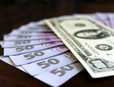Обвал гривны: доллар в столичных обменниках снова подорожал