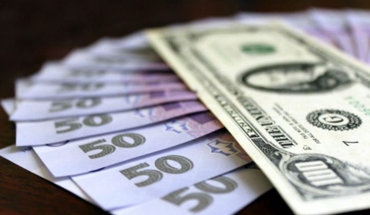 Обвал гривны: доллар в столичных обменниках снова подорожал