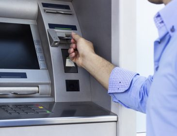 «На колени, смерды»: Соцсеть позабавили странные банкоматы