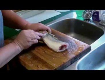 Женщина отрезала голову рыбе, выпотрошили ее, но вдруг рыба ожила (видео)