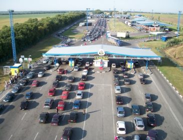 В очередях на границе с Польшей стоят 745 автомобилей