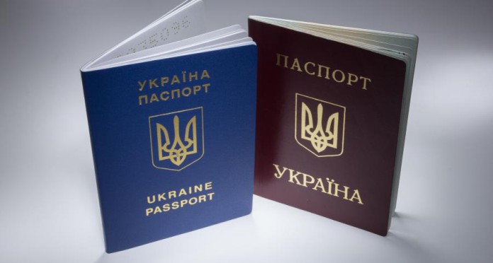 Нововведение: Паспорта в Украине теперь будут выдавать с 14 лет