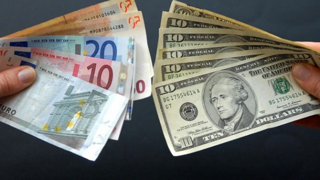 Курс евро в Украине падает, а доллар ползет вверх
