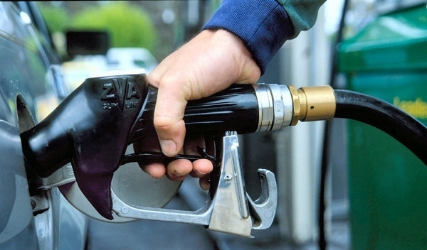 Водителям на заметку: сколько придется отдать за бензин