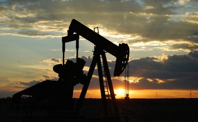 Цена на нефть растет из-за данных о запасах сырья от Минэнерго США