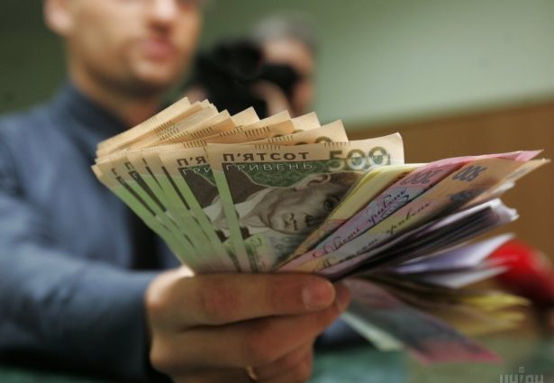 Банк выдал пенсию сувенирными банкнотами