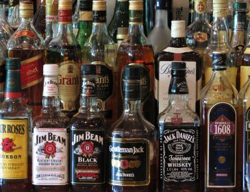 Кабмин возвращает регулирование цен на алкоголь в связи с массовыми отравлениями