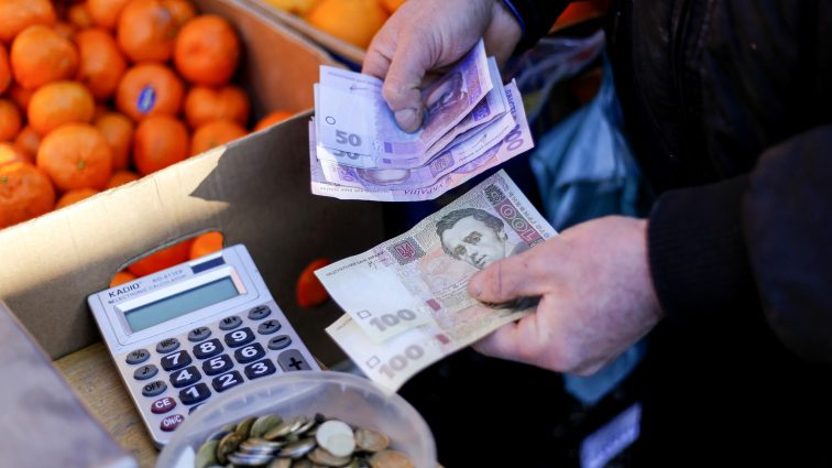 Курсы доллара и евро в Украине подскочили до психологических отметок