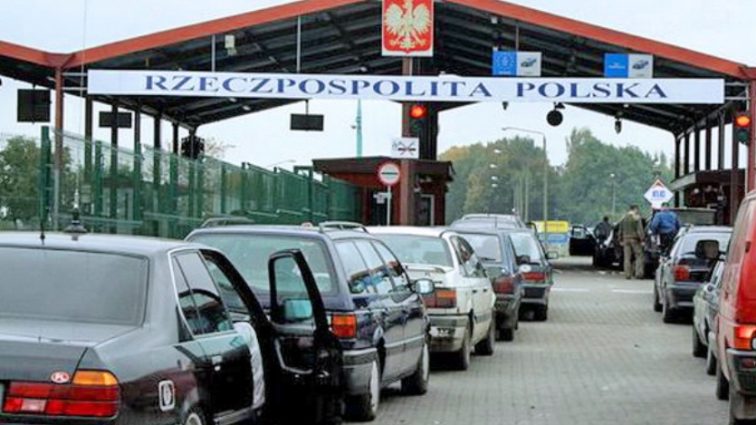 На границе с Польшей стоят в очереди сотни автомобилей