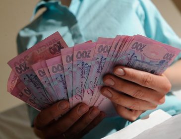 Как вырастут зарплаты с декабря: врачам и учителям добавят сотни гривен