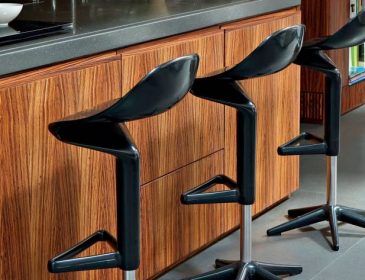 Стильно и функционально: барные стулья — неотьемлемая часть маленькой кухни