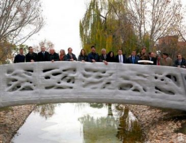 В парке Испании установили мост, напечатанный на 3D-принтере