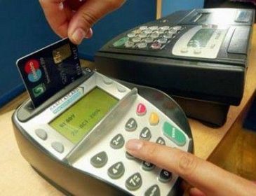 Украинцы предпочитают расчет банковскими картами