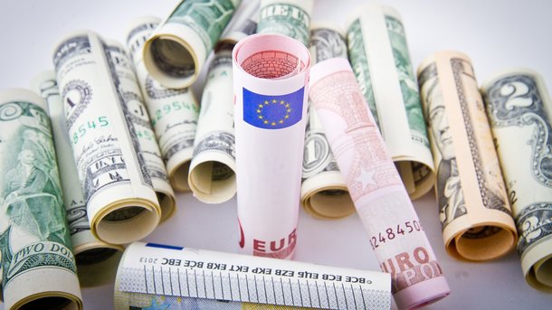 В Украине резко падает курс доллара и евро