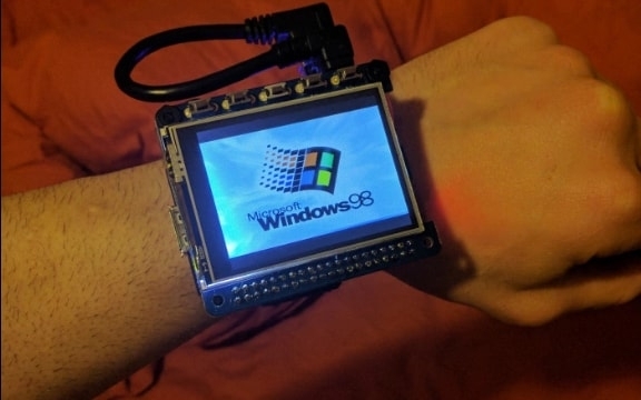 Энтузиаст создал умный часы на Windows 98
