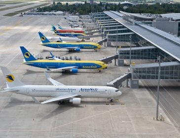 Полетели: Заместителя руководителя львовского аэропорта поймали на взятке