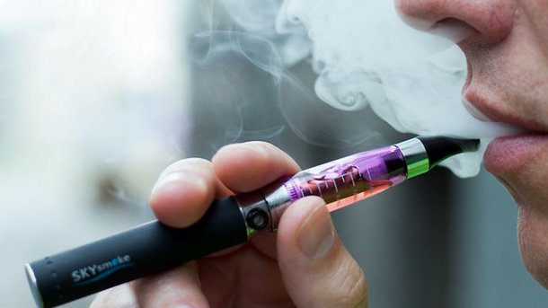 Ученые рассказали о вредном составе электронных сигарет