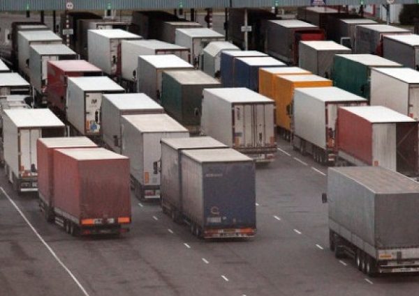 Зеленый свет грузовикам : Власть изменила правила дорожного движения