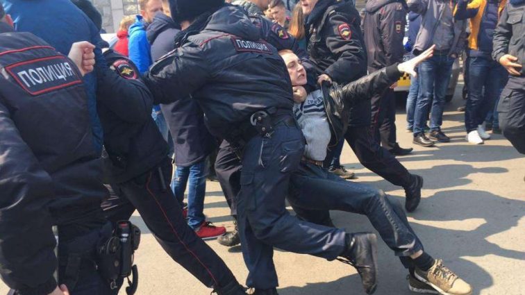 Антипутинские протесты в Питере: десятки задержанных (фото)