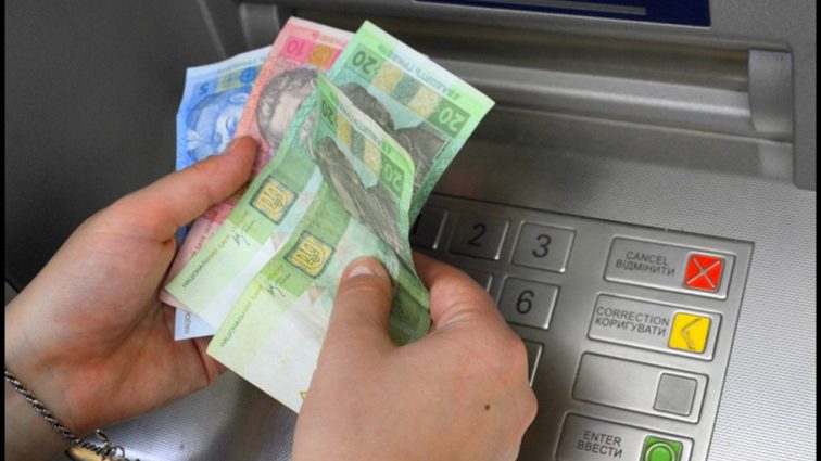 Что делать, если банкомат «зажевал» банковскую карту или не выдал деньги