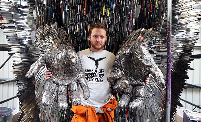 Британский художник создал уникальную скульптуру из 100 тысяч ножей (ФОТО)