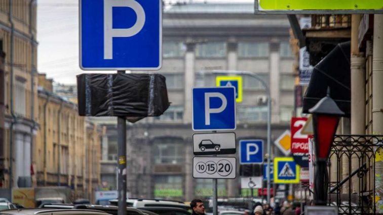 В столице парковщикам запретят брать наличные от водителей