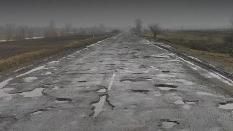 Когда украинцам ждать нормальных дорог: стали известны сроки