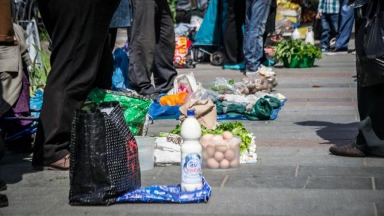 Уличные торговцы «кормят» украинцев опасными просроченными продуктами