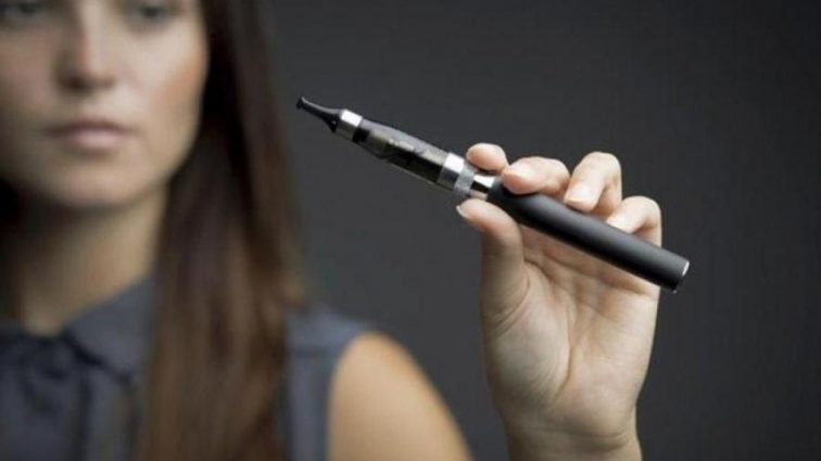 Ученых поразило влияние электронных сигарет на подростков