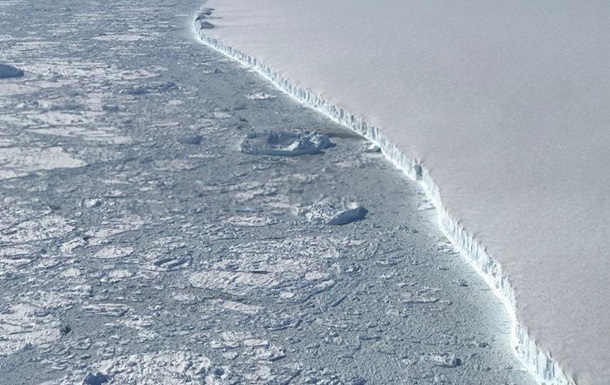Ученые обнародовали снимки гигантского айсберга Антарктиды