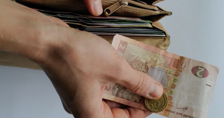 На треть: Кабмин прогнозирует быстрый рост зарплат в Украине
