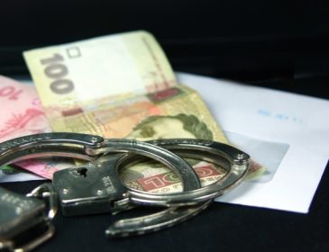 Следователь Нацполиции «погорел» на взятке в более 100 тысяч гривен: узнайте детали