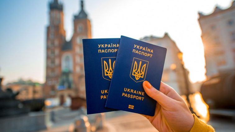 Полгода без виз: Куда украинцы едут чаще всего