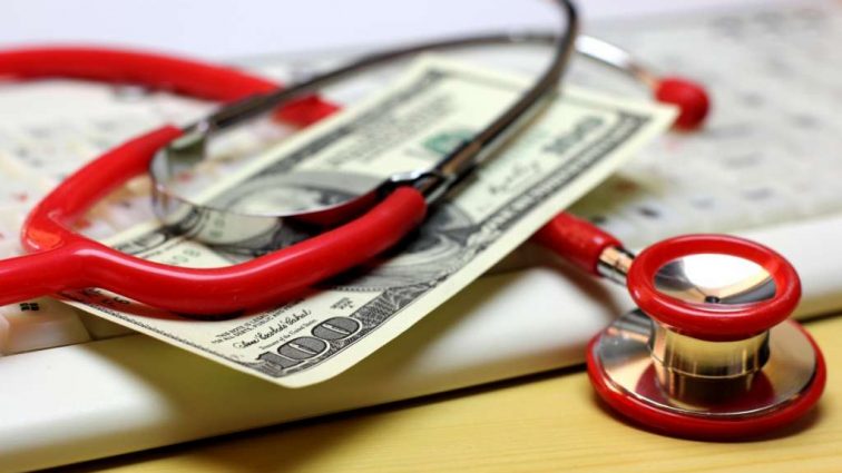 Платная медицина: Какой процент украинцев платит за медицину?