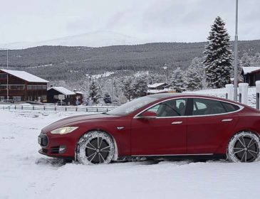 Видеохит: электрокар Tesla отбуксировал застрявший в снегу грузовик