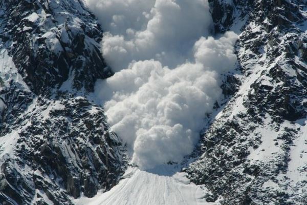 Будьте осторожны: в Карпатах до сих пор лавинная опасность