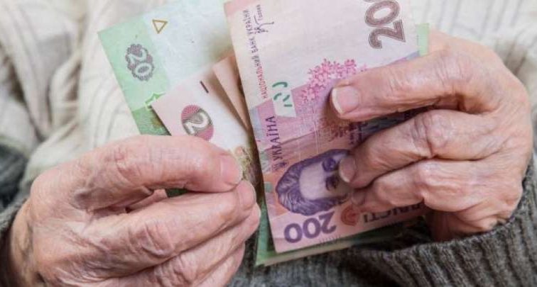 Стало известно, будут ли забирать в украинцев пенсии — ответ Кабмина