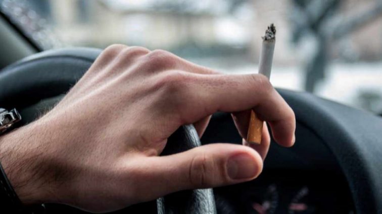 Штраф или даже тюрьма: Вcем курильщикам-водителям на заметку