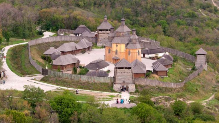 «Одно из семи чудес Украины»: чем остров Хортица привлекает туристов каждый год?