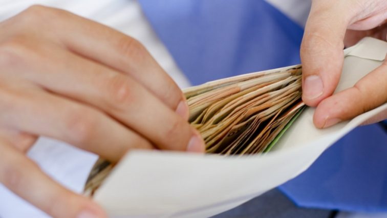 Эксперты назвали средний размер зарплаты в «конвертах» в Украине