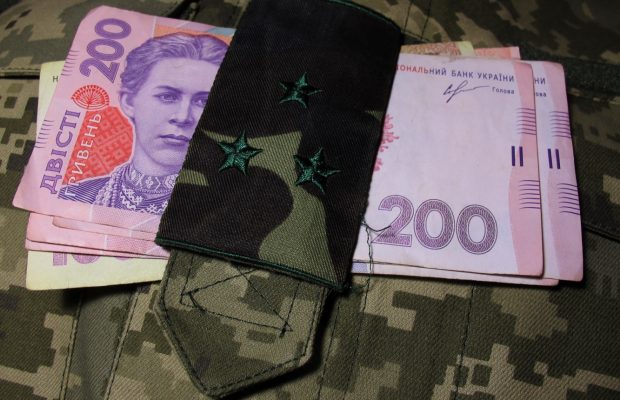 В Украине существенно повысят зарплаты военным: когда и на сколько